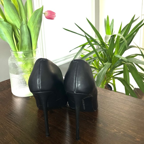 Black professional and sexy Steve Madden heels. Almost new! - Picture 2 of 4